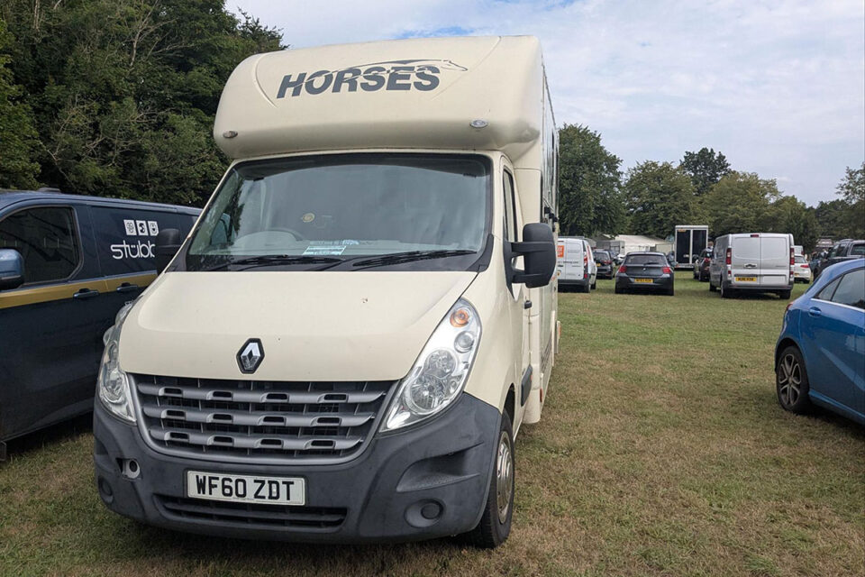 【現地レポ】欧州製ホースボックスで馬運車の概念が変わる!英国障害馬術競技で見た日本の知らない"馬と暮らす"世界