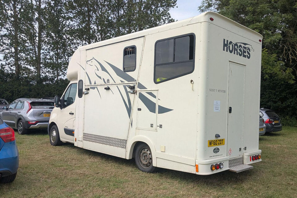 【現地レポ】欧州製ホースボックスで馬運車の概念が変わる!英国障害馬術競技で見た日本の知らない"馬と暮らす"世界