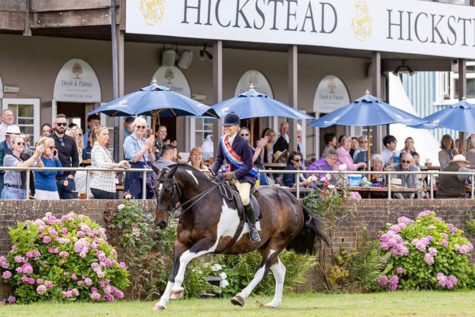 【現地レポ】欧州製ホースボックスで馬運車の概念が変わる!英国障害馬術競技で見た日本の知らない"馬と暮らす"世界