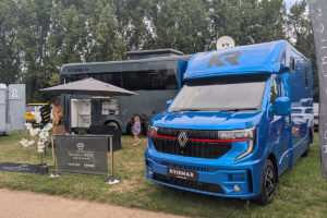 【現地レポ】欧州製ホースボックスで馬運車の概念が変わる!英国障害馬術競技で見た日本の知らない"馬と暮らす"世界